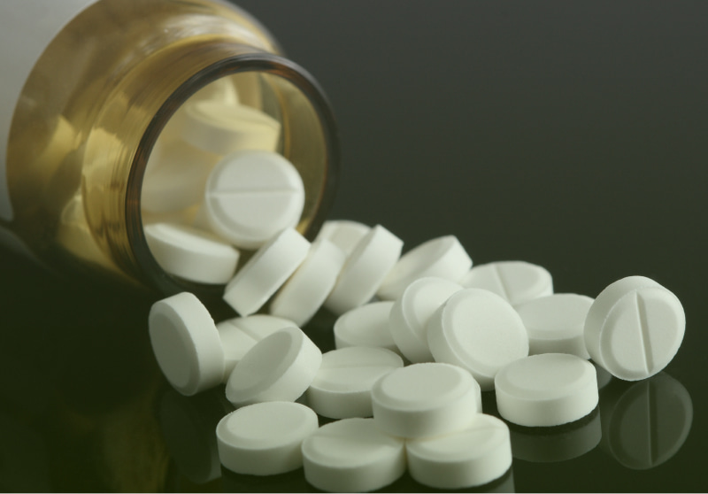 Таблетки на столе